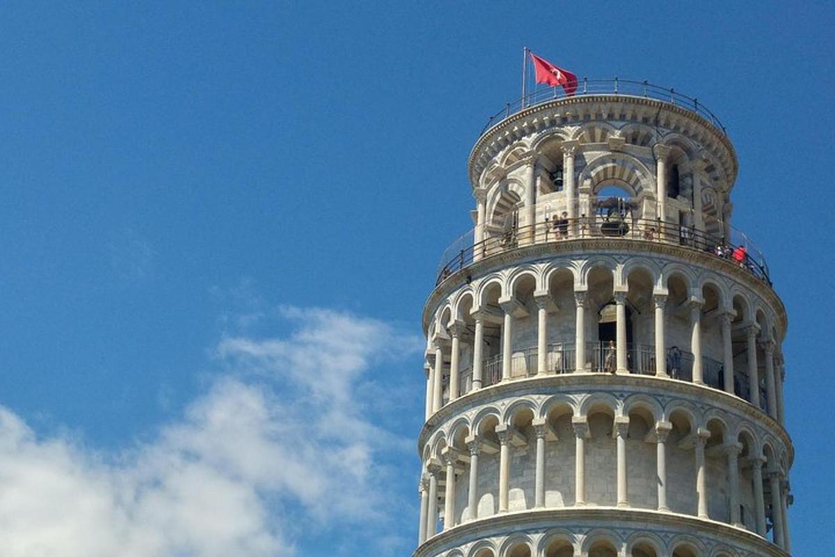 o clădire cu un steag deasupra ei