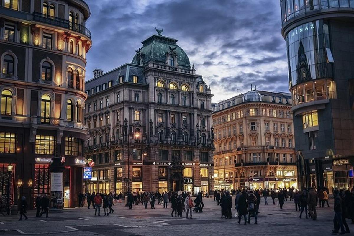 un gruppo di persone che camminano in una città con edifici