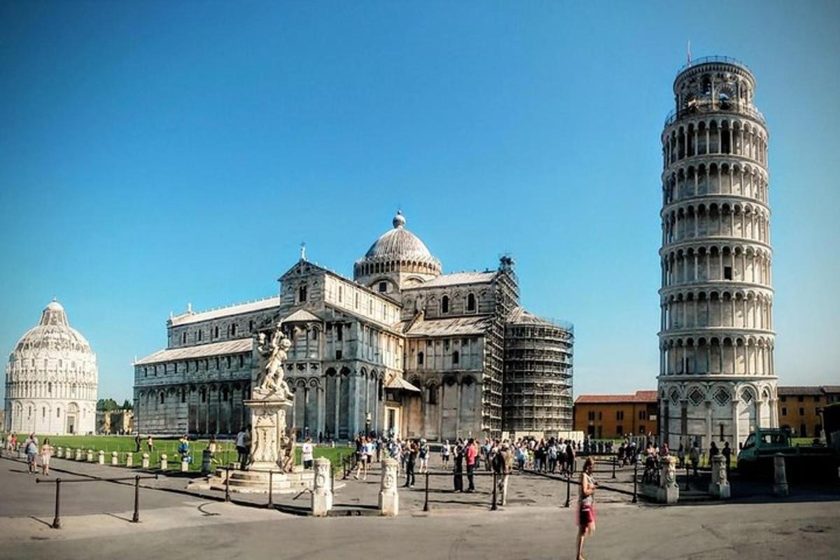 um grupo de edifícios com a torre inclinada de Pisa