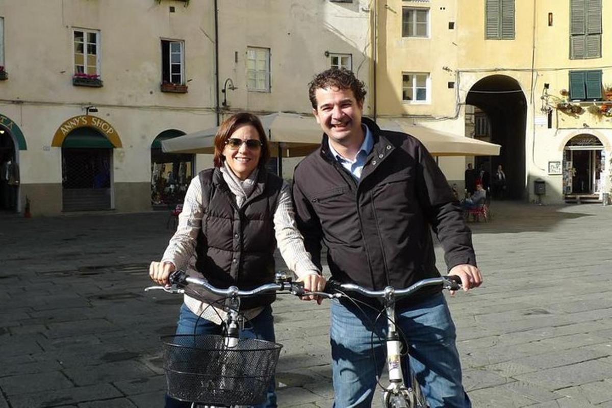 um homem e uma mulher andando de bicicleta
