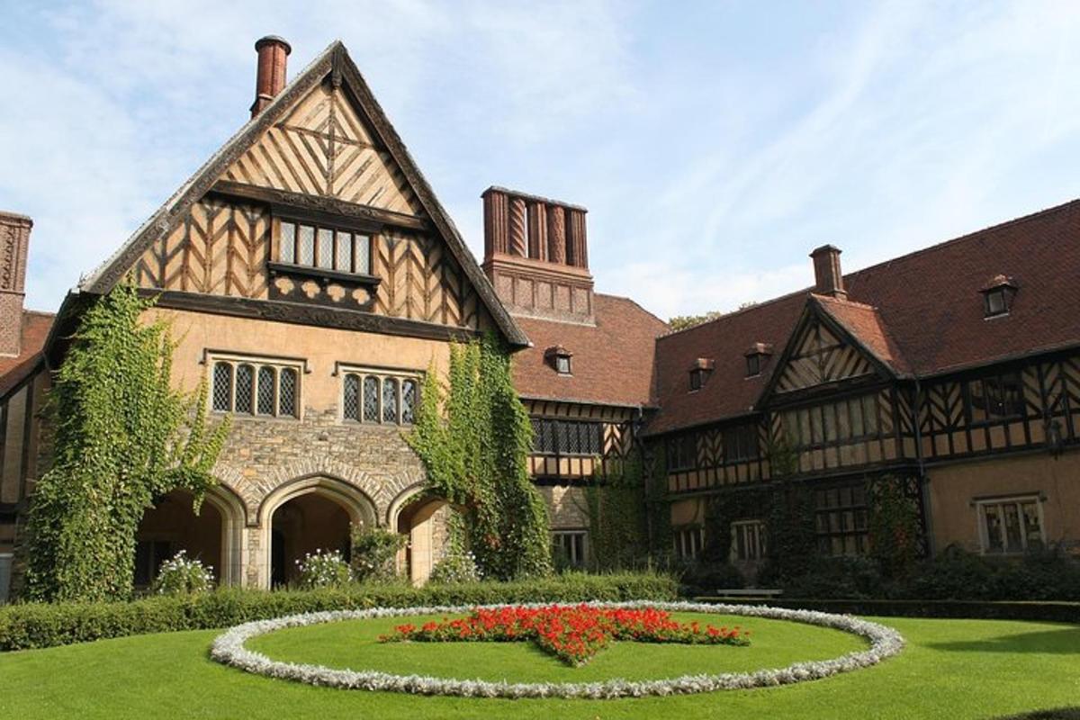 un grande edificio con un giardino antistante