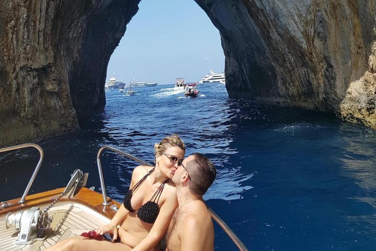 muž a žena na lodi vo vode