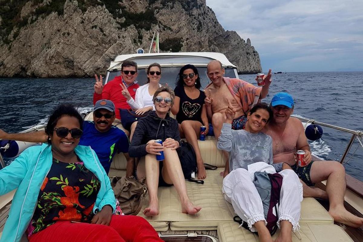bir teknede fotoğraf çektiren bir grup insan