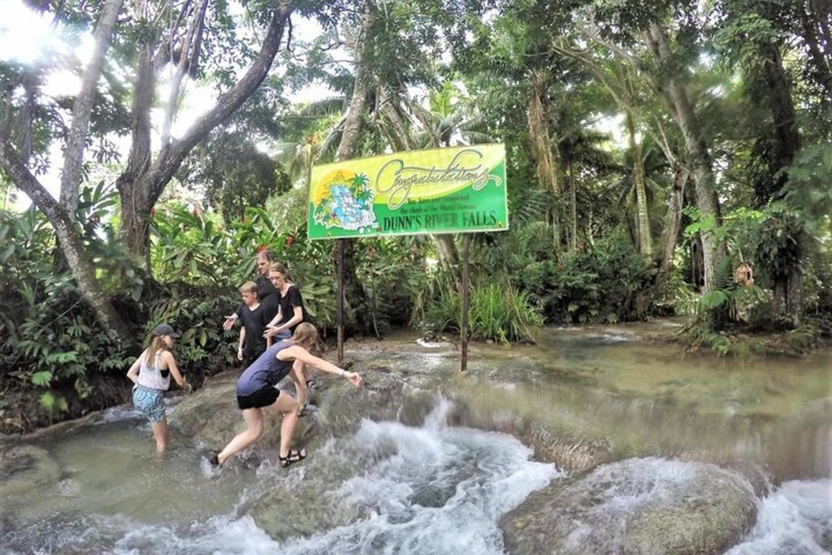 un gruppo di persone che attraversa un ruscello in un fiume