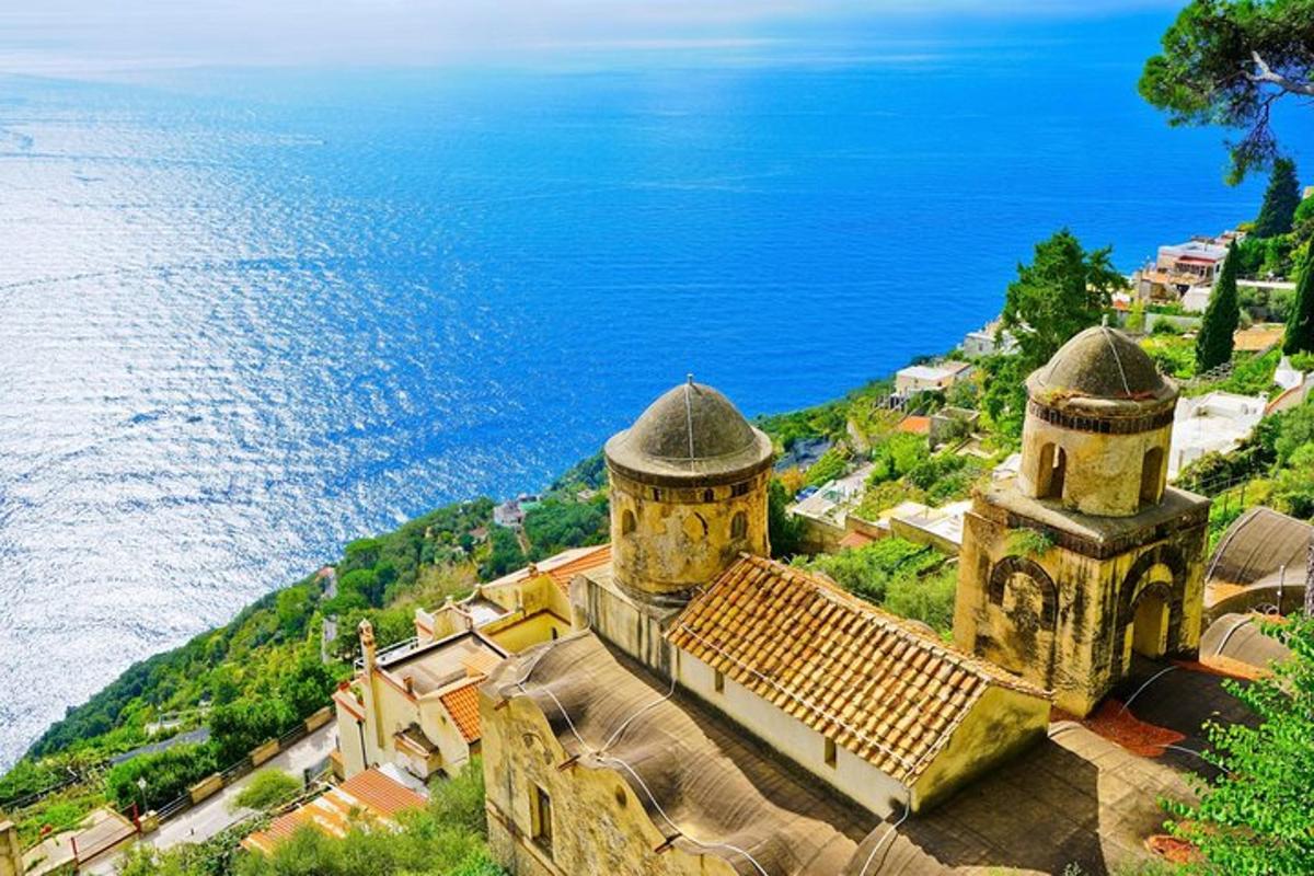 zračni pogled na mesto ob oceanu