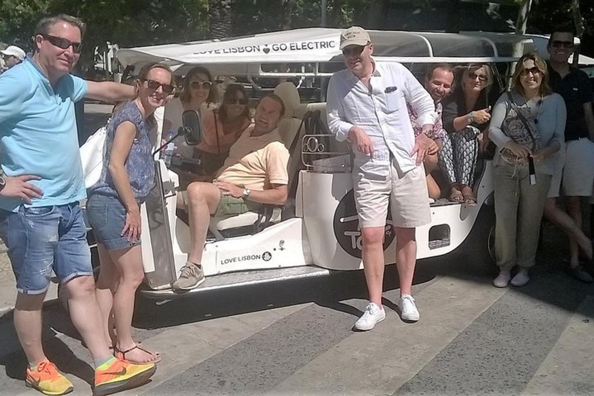 grupp inimesi seisab kaubiku ees