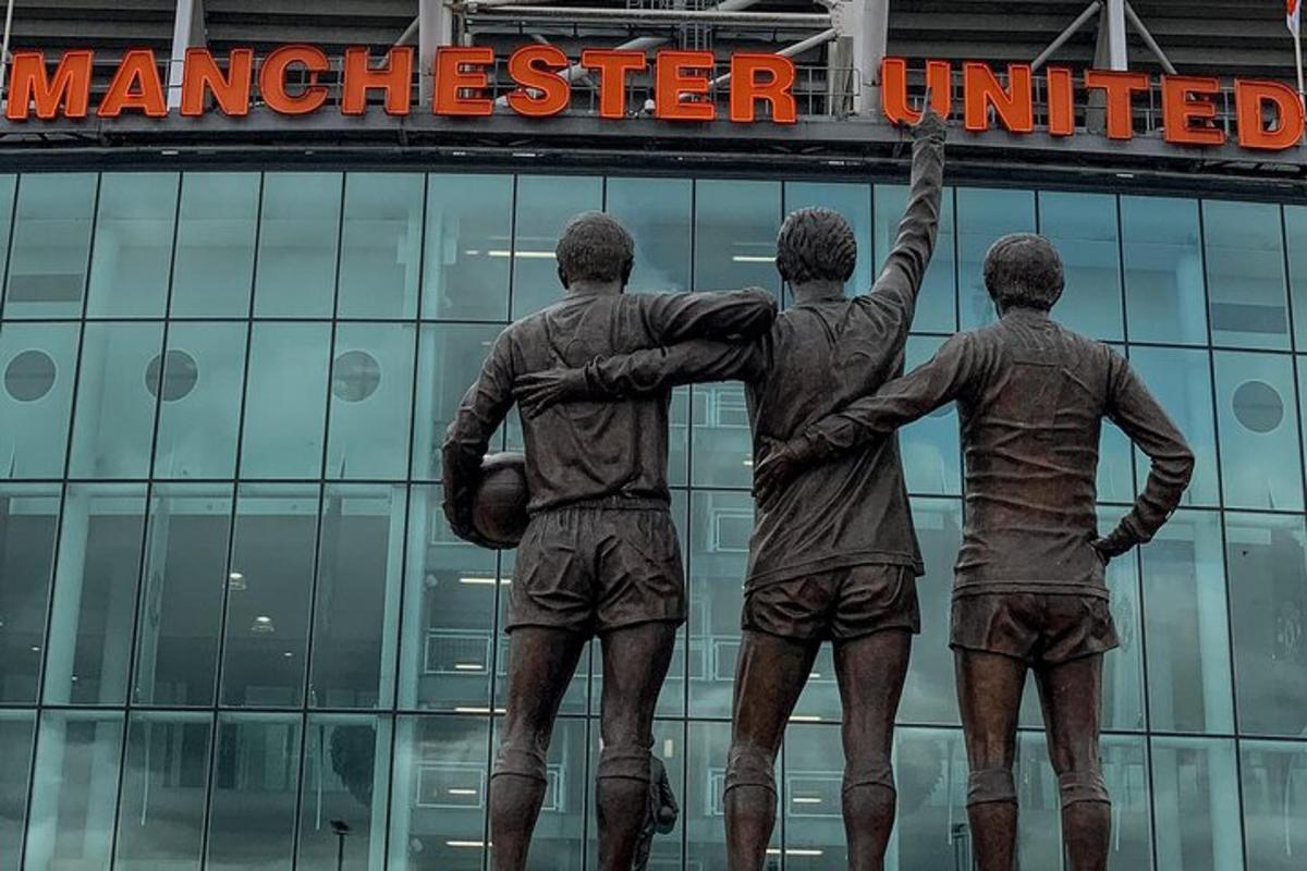 Kolme mehe kuju Manchester Unitedi hoone ees