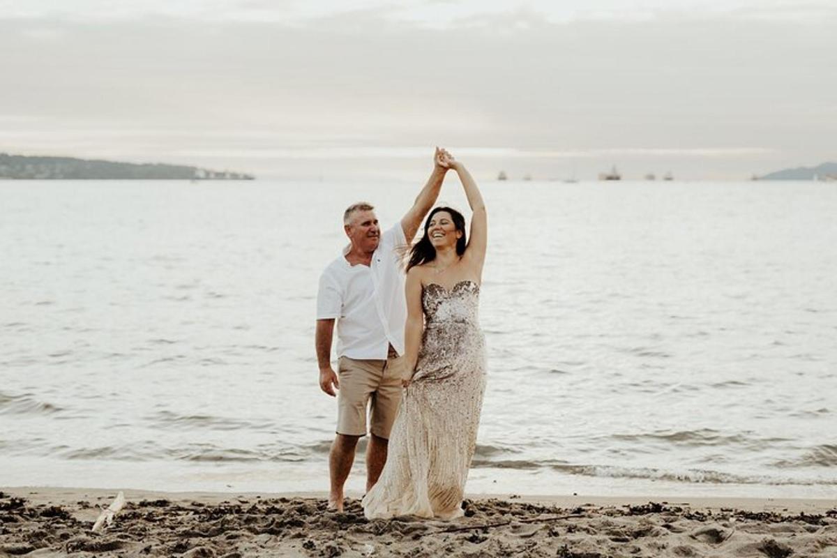 en mand og en kvinde står på stranden