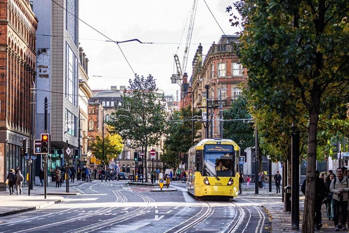 žlutá tramvaj jedoucí po rušné městské ulici