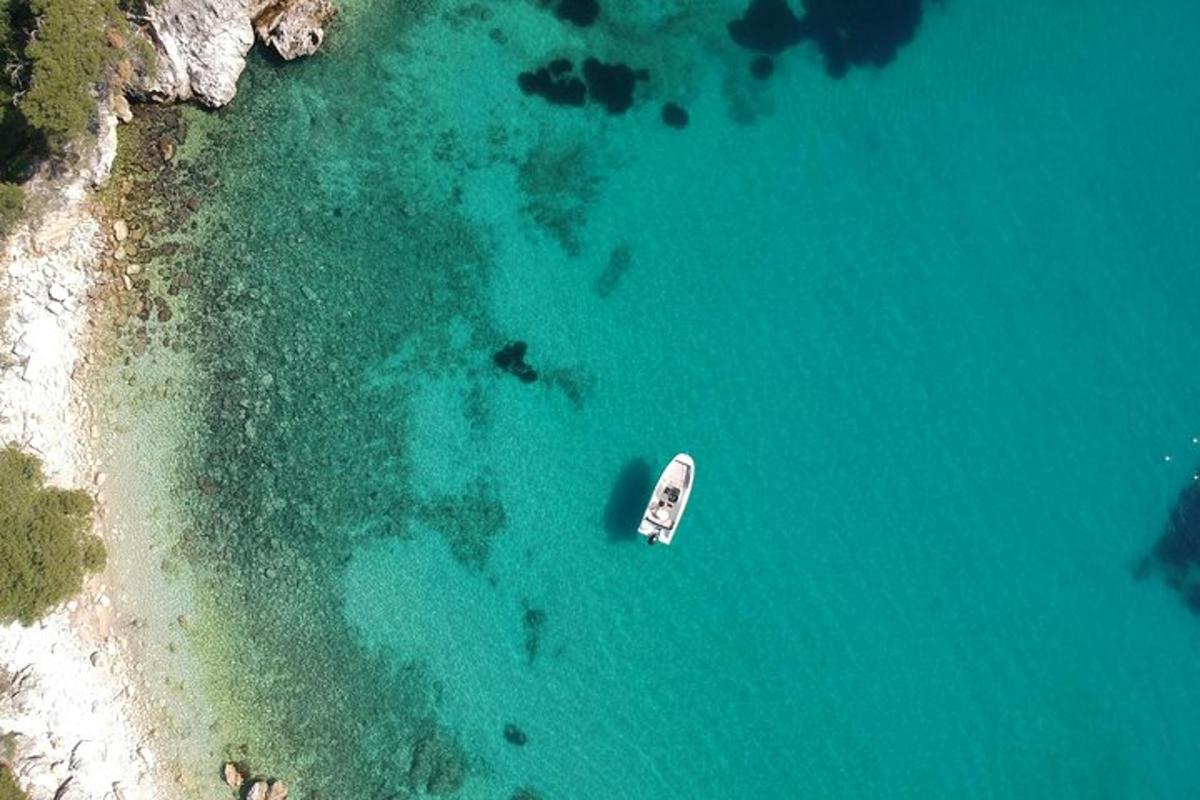 en luftfoto av en båt i havet