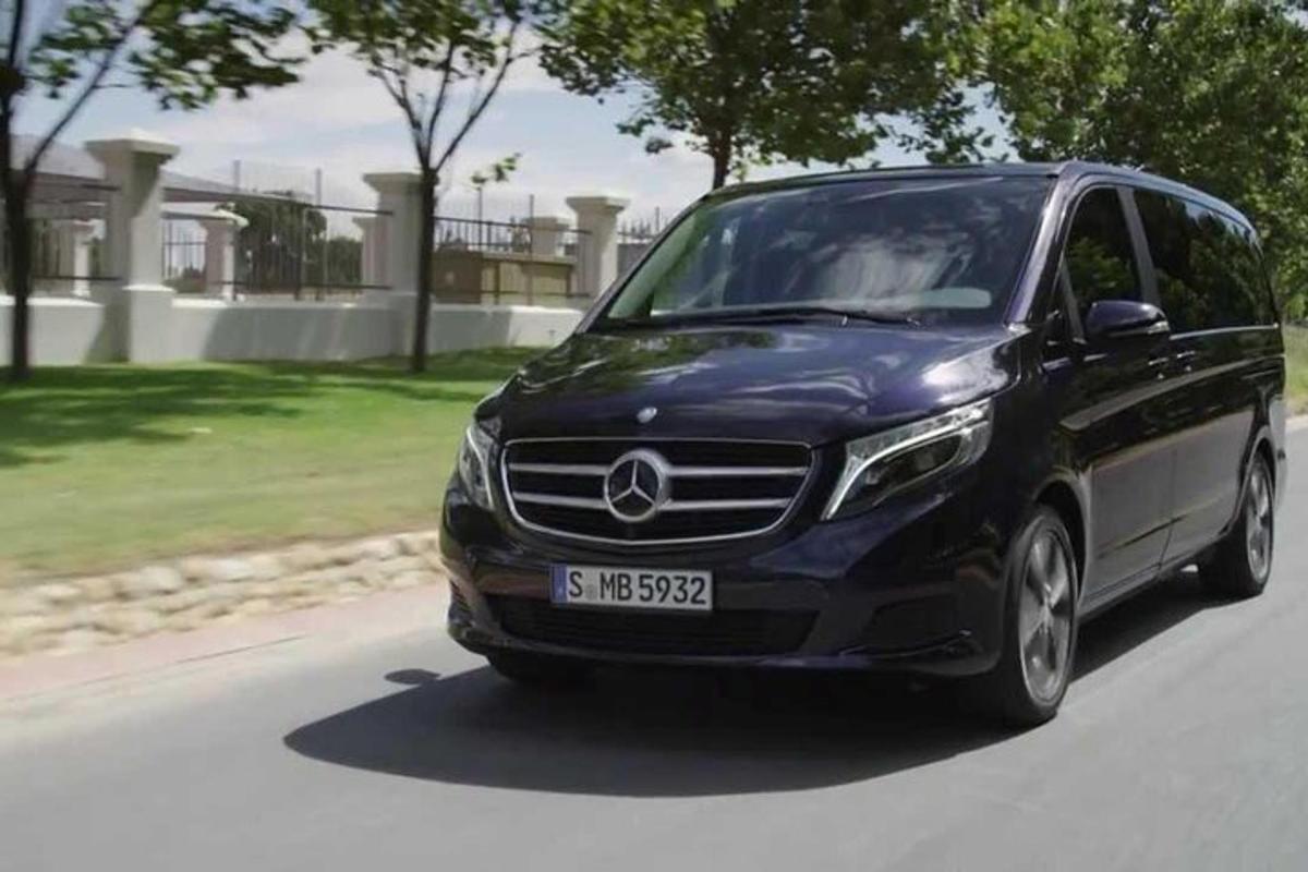 černé auto jede po silnici