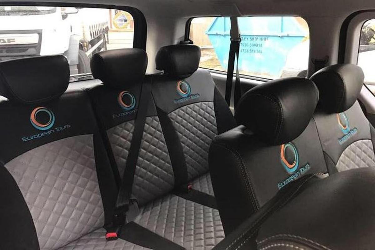 un sedile posteriore di un'auto con la prenotazione del sedile posteriore