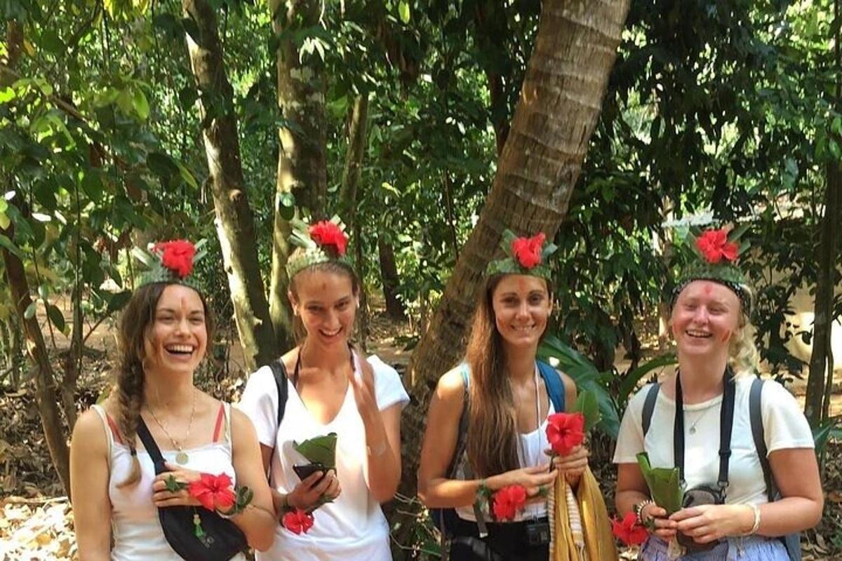 een groep van vier meisjes met bloemen op hun hoofd
