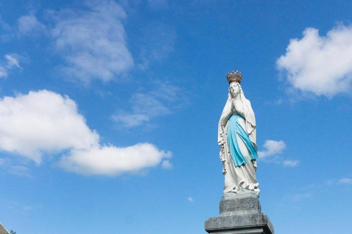 una statua di un uccello con una corona in testa