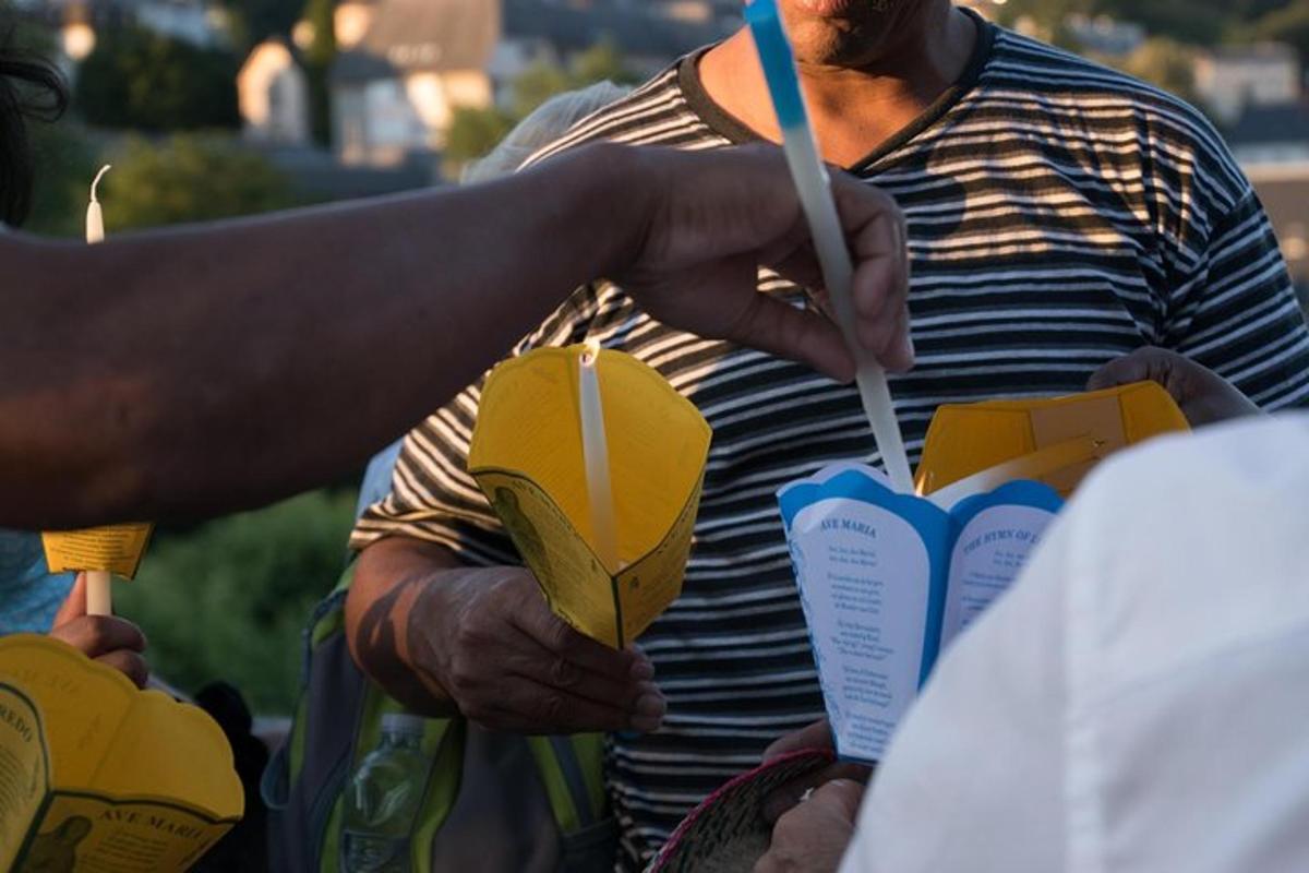 un uomo che tiene in mano un oggetto giallo