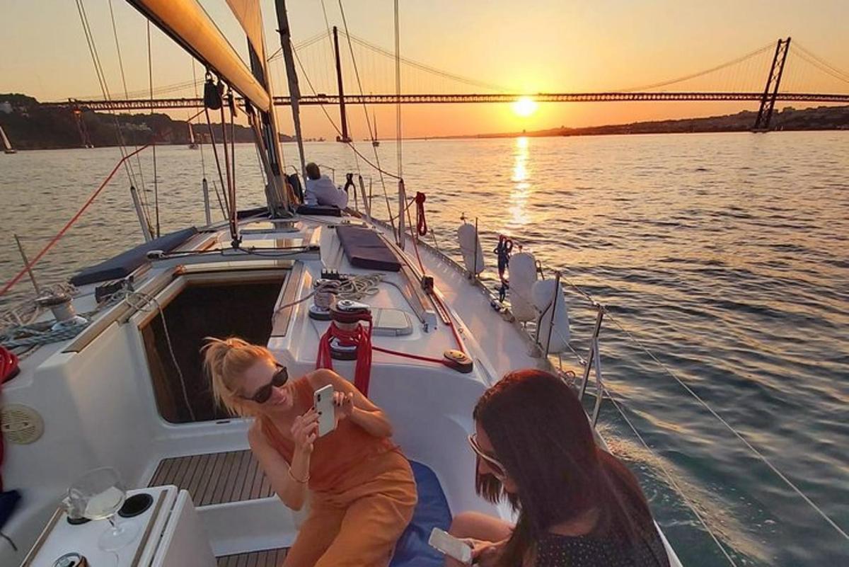 due donne e un cane su una barca in acqua