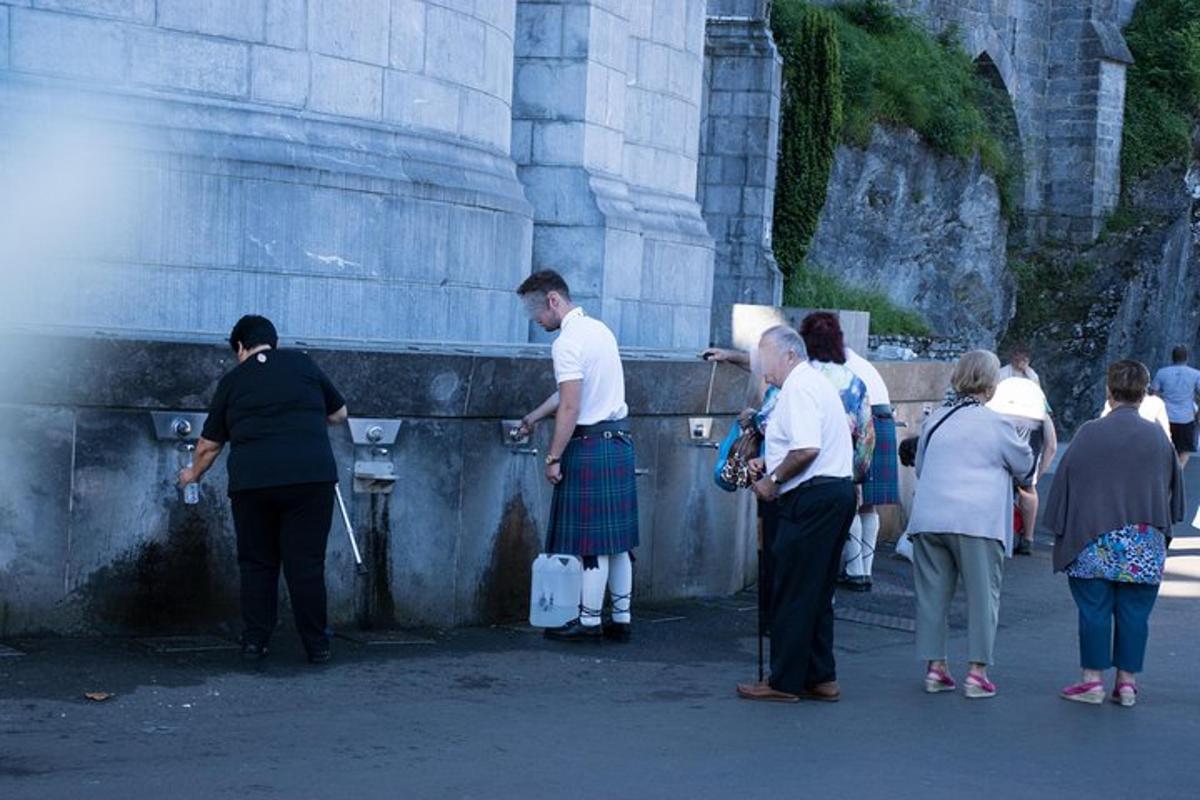 un gruppo di persone in piedi accanto a un muro