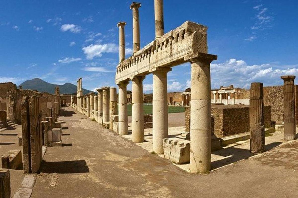 una fila de columnas en las ruinas de un edificio