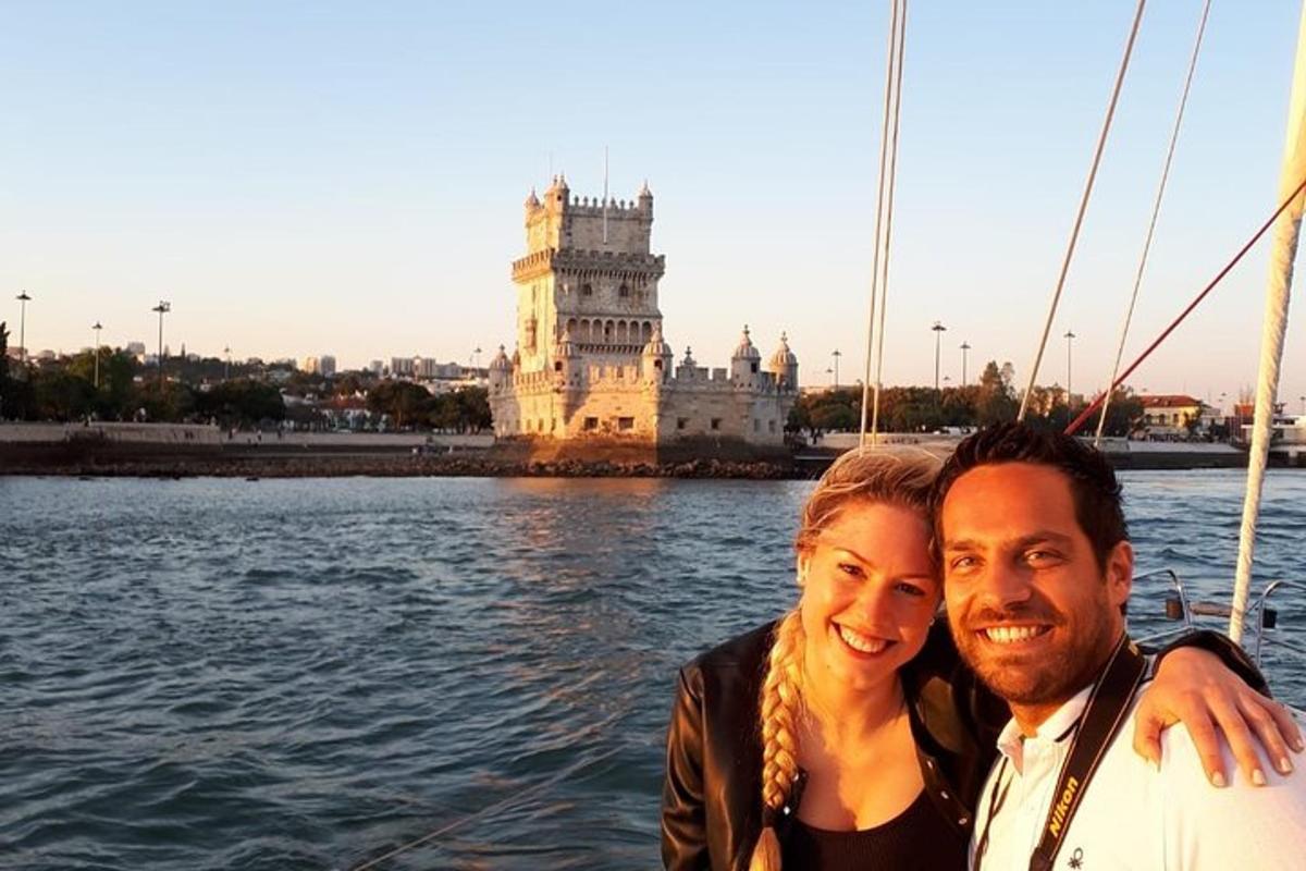 un uomo e una donna in piedi su una barca in acqua