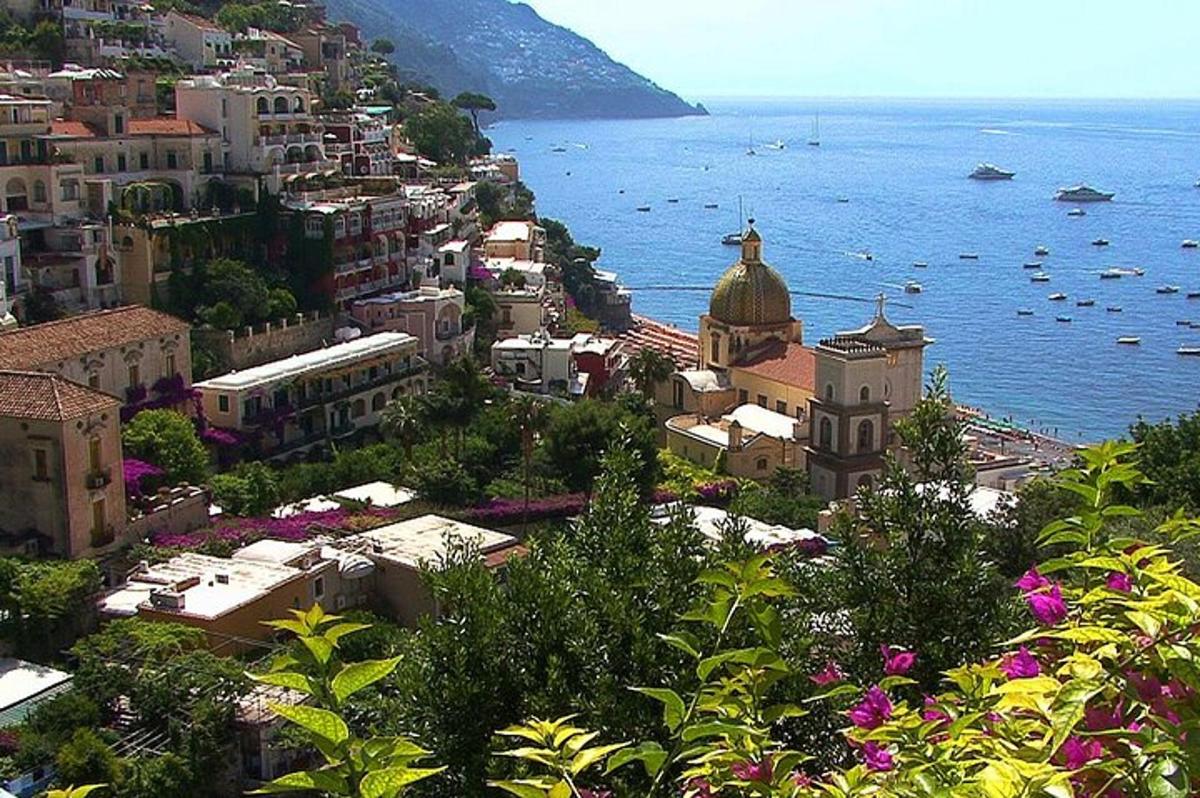 una vista d'una ciutat amb l'oceà i els edificis