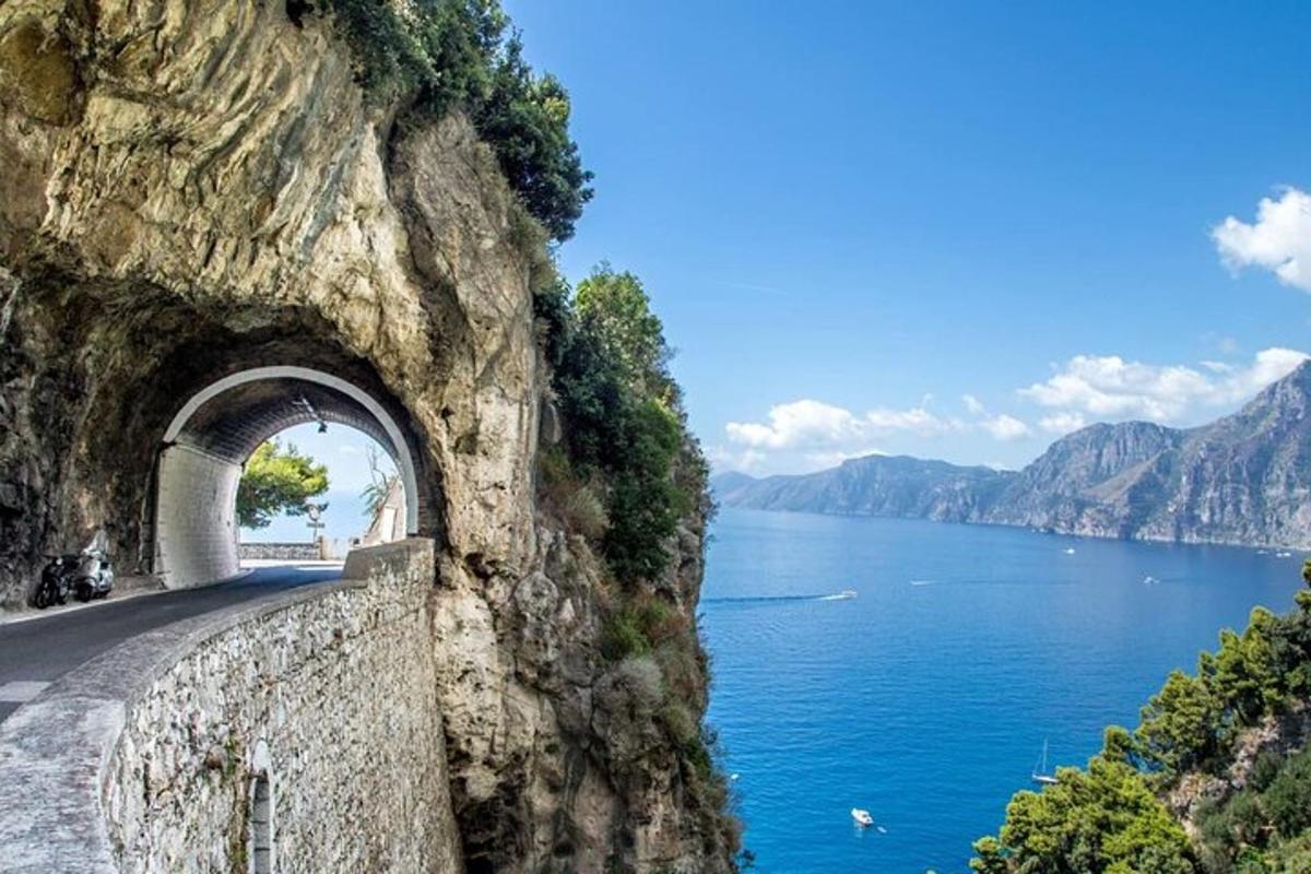 una carretera en una muntanya al costat d'una massa d'aigua