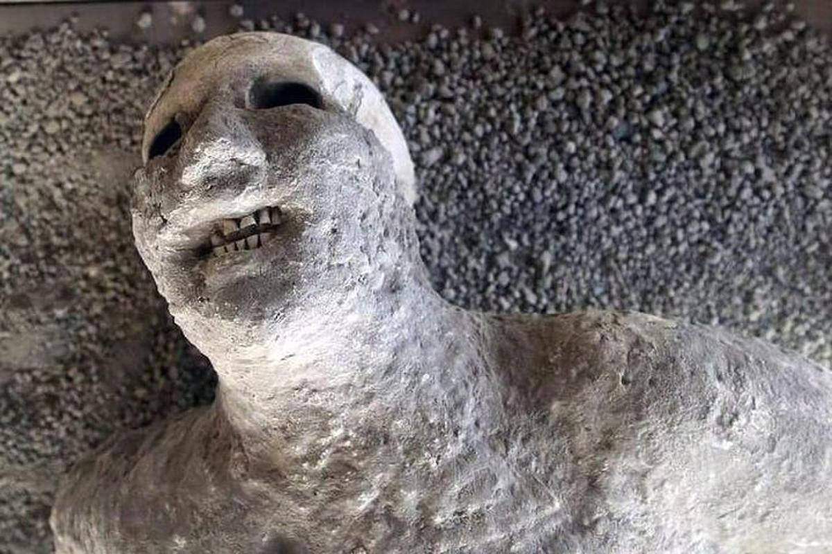 una estatua de aitatingitatingitatingitatingitatingitatingitatingitatingitatingitatingitatingitatingitatingitating