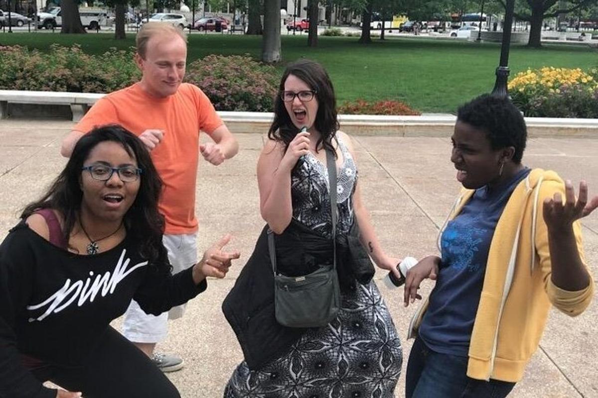 eine Gruppe von Menschen, die in einem Park herumstehen