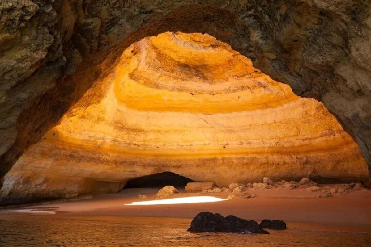 una cueva con una gran roca en el agua