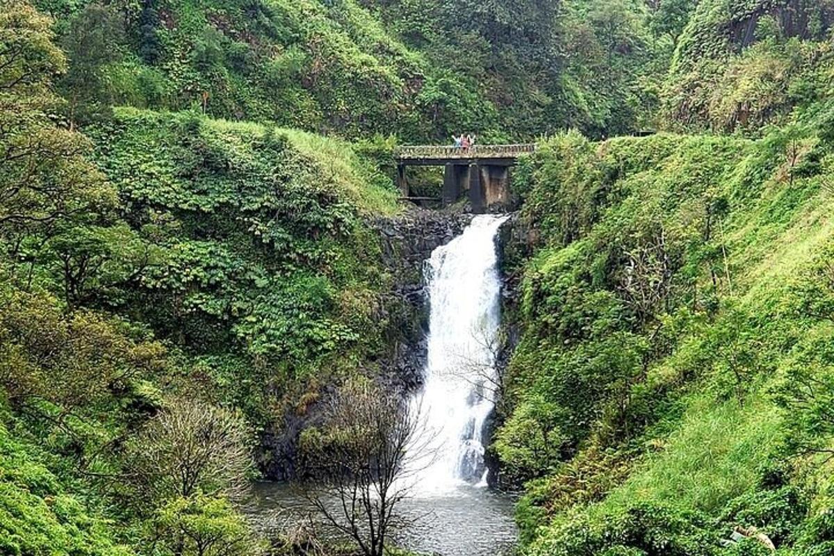 jambatan di atas sungai dengan air terjun