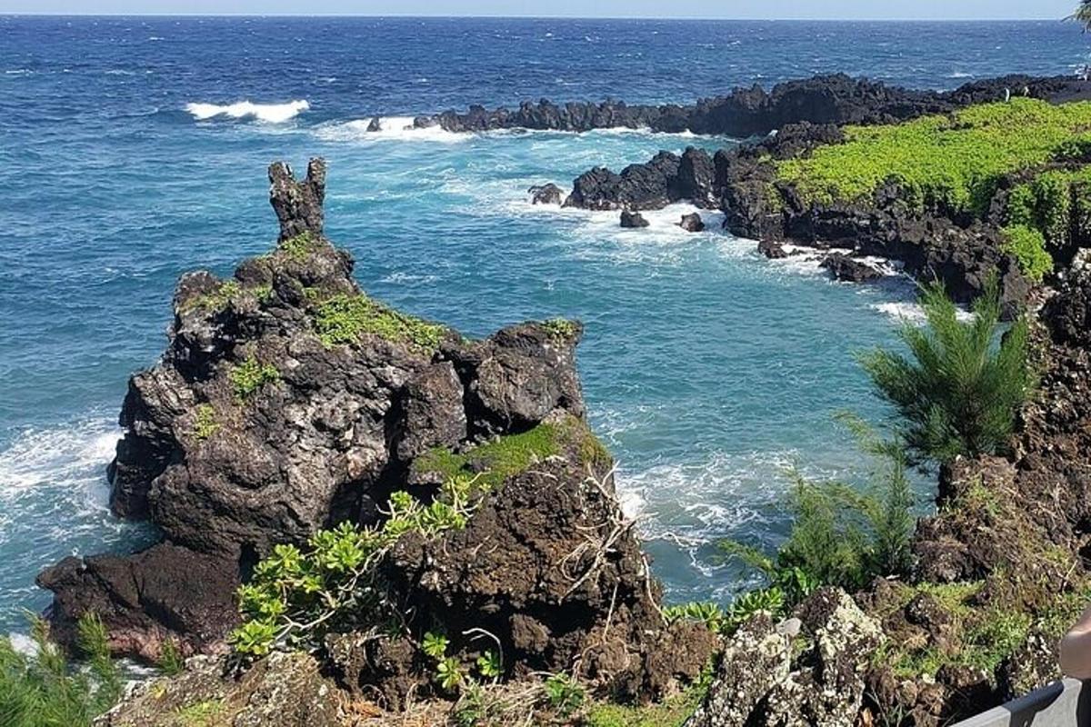 pemandangan pulau berbatu di lautan