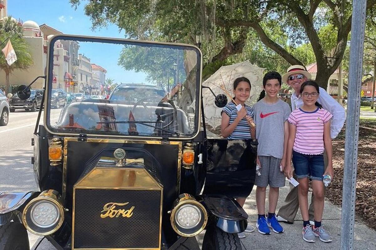 Un grupo de personas de pie en la parte trasera de un jeep.