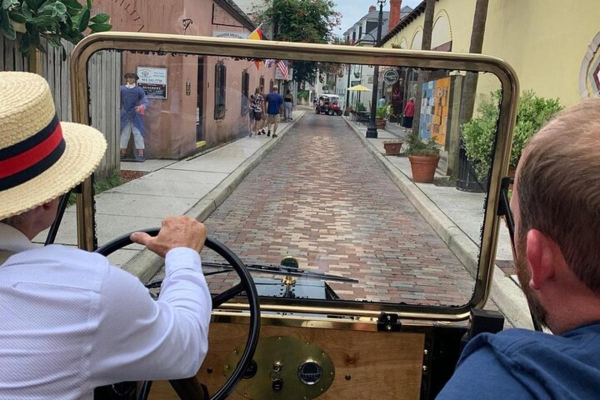 seorang lelaki sedang memandu kenderaan di sebatang jalan