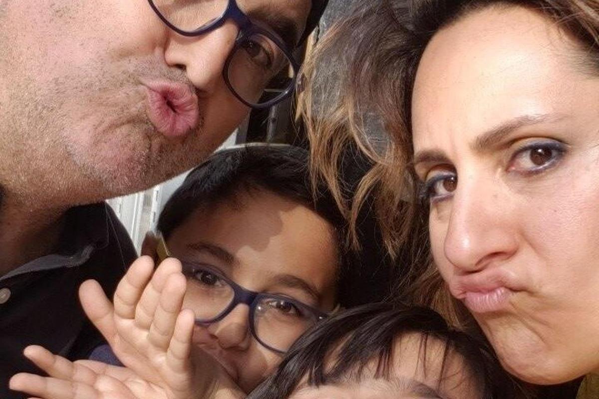 un gruppo di persone che posano per una foto con la lingua
