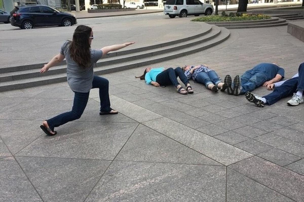 un groupe de personnes allongées sur le sol