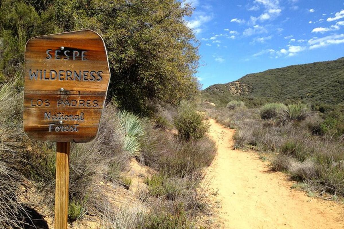 un cartel en un camino de tierra en el desierto