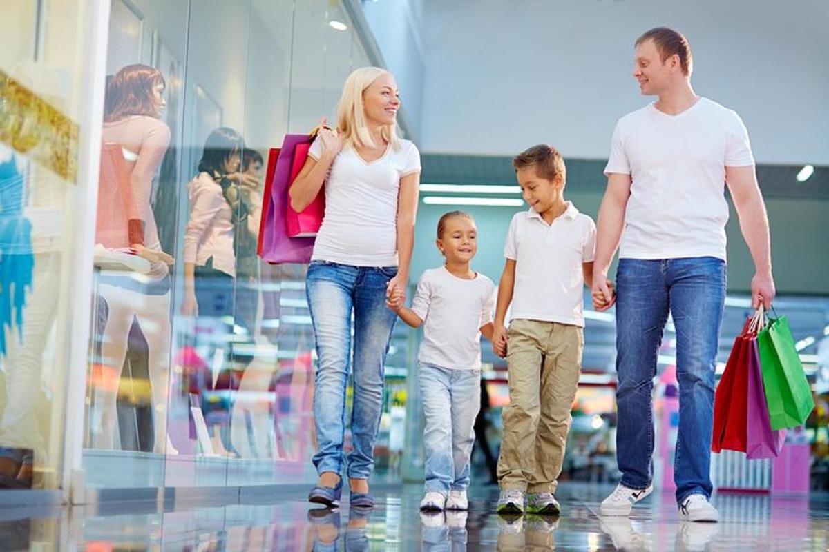 una famiglia che cammina in un negozio con le borse della spesa