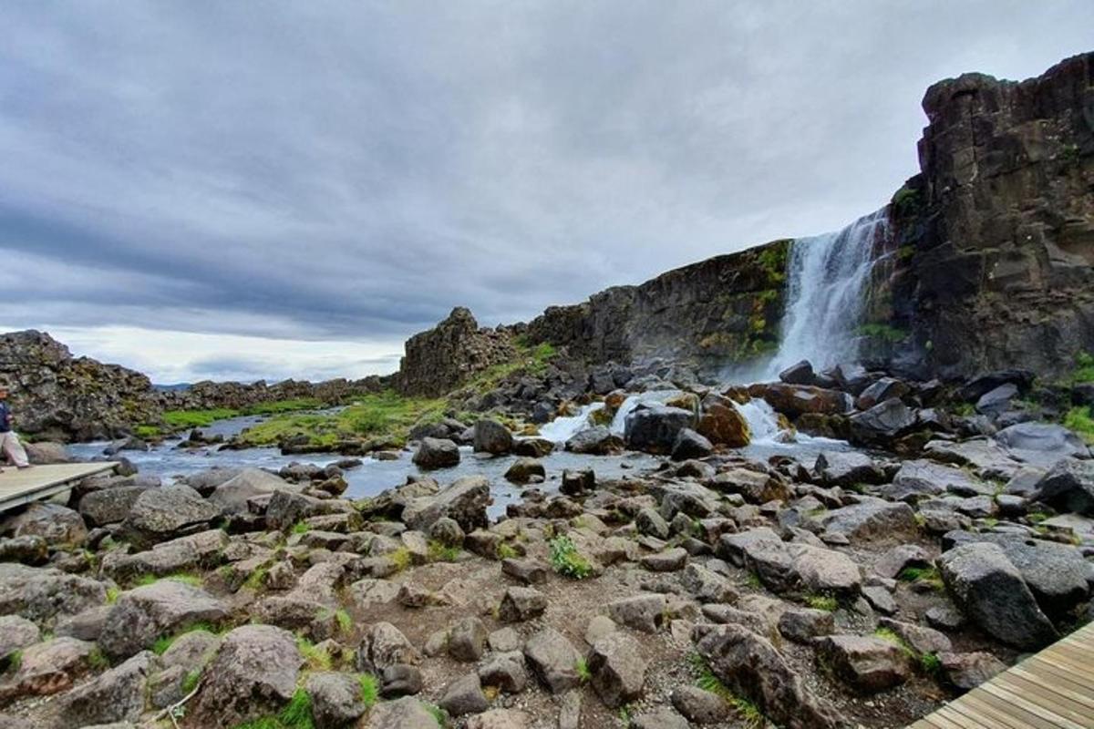 foss við bakka árinnar með steinum