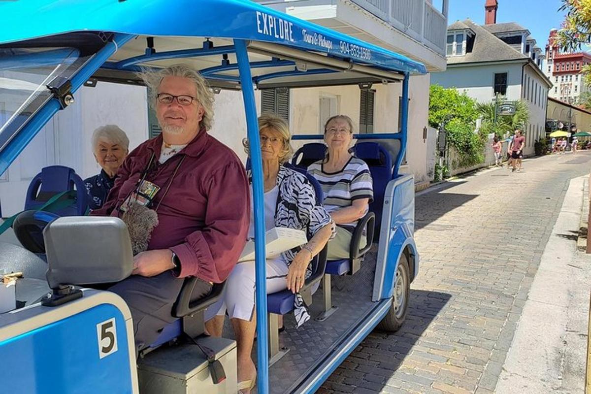um grupo de pessoas viajando em um pequeno trem