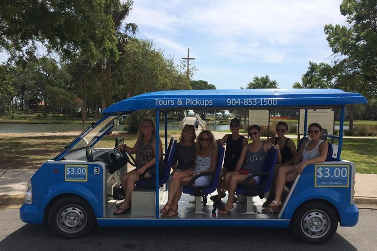 um grupo de mulheres sentadas em um carrinho de golfe