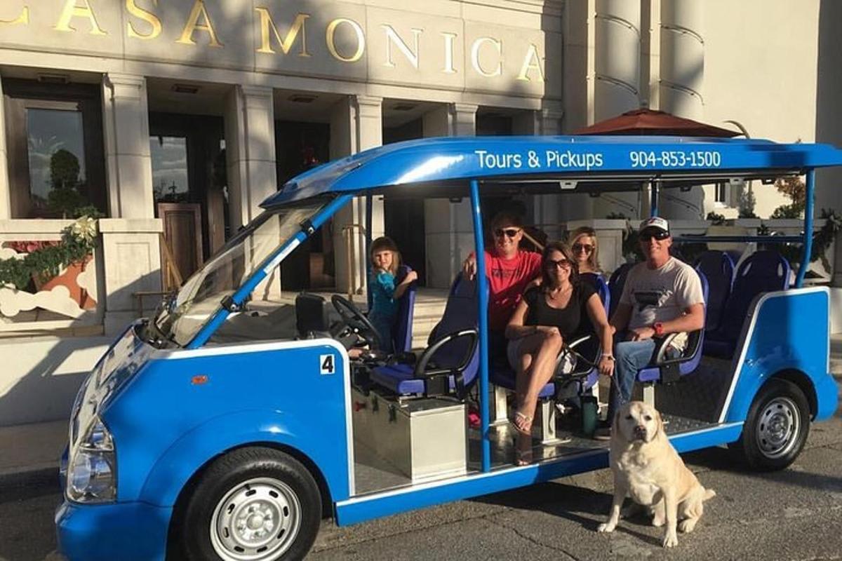 um grupo de pessoas sentadas em um carrinho de golfe
