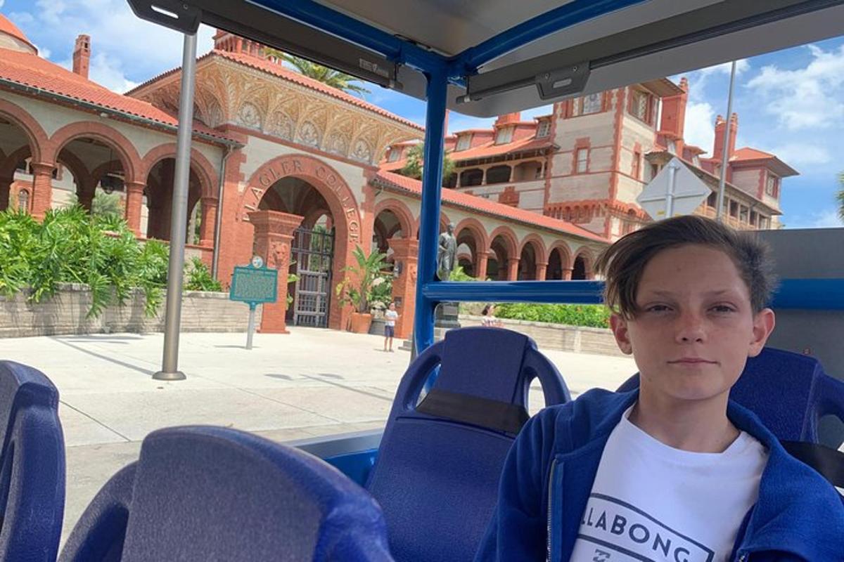 seorang anak laki-laki duduk di dalam bus