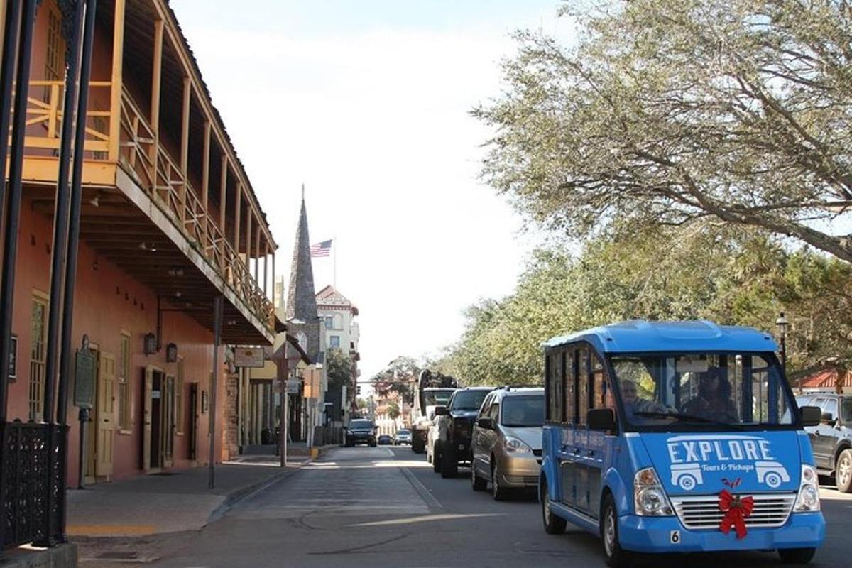 Una camioneta azul está estacionada en una calle de la ciudad