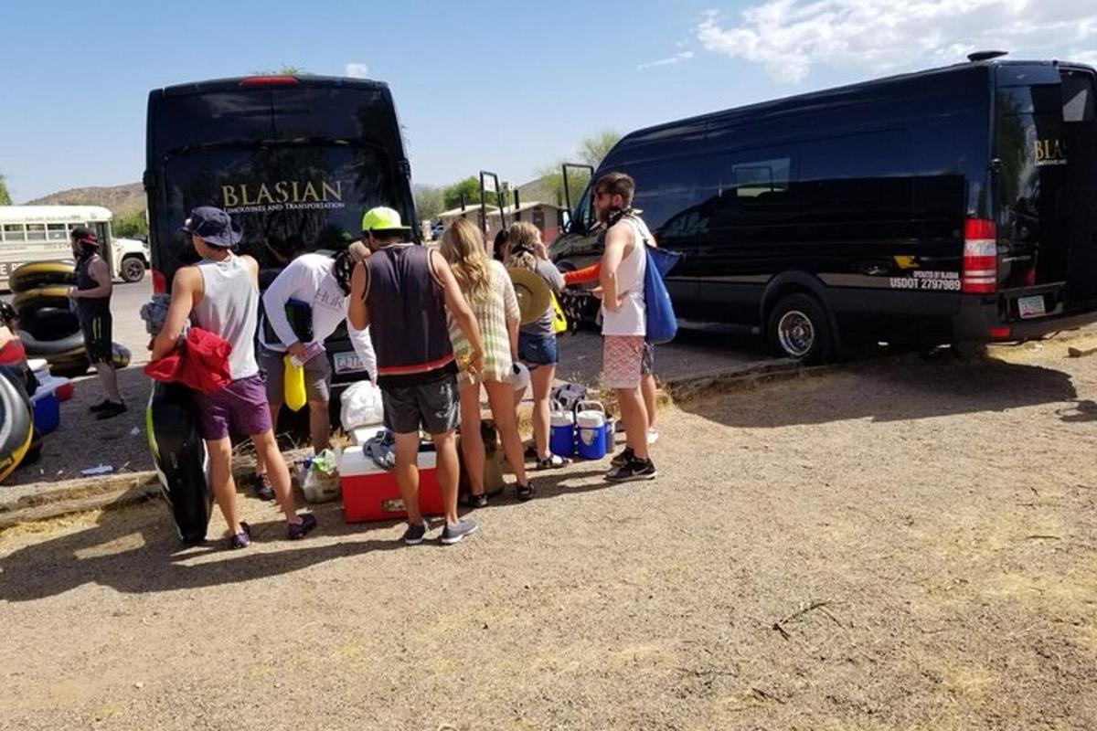skupina lidí stojících před autobusem
