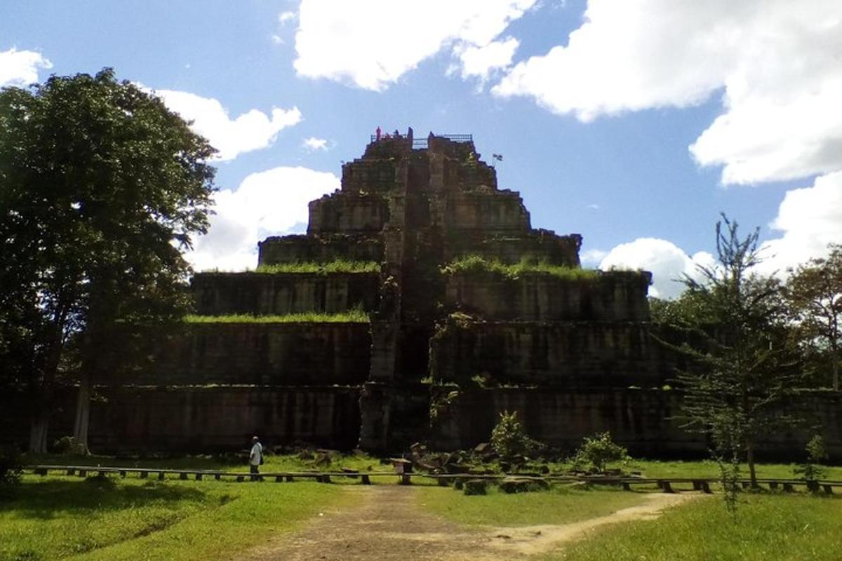 un grande edificio in pietra in un campo con un cielo