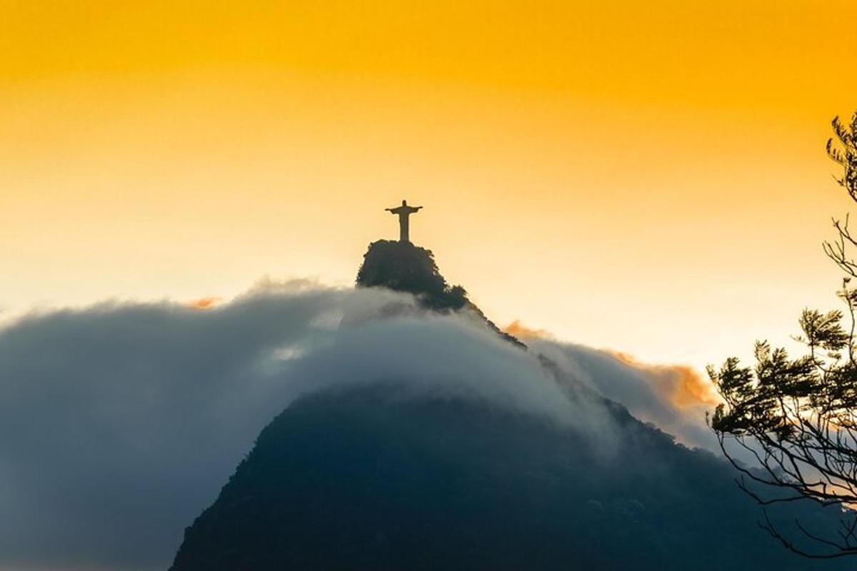 eine Christus-Erlöser-Statue auf einem Berggipfel