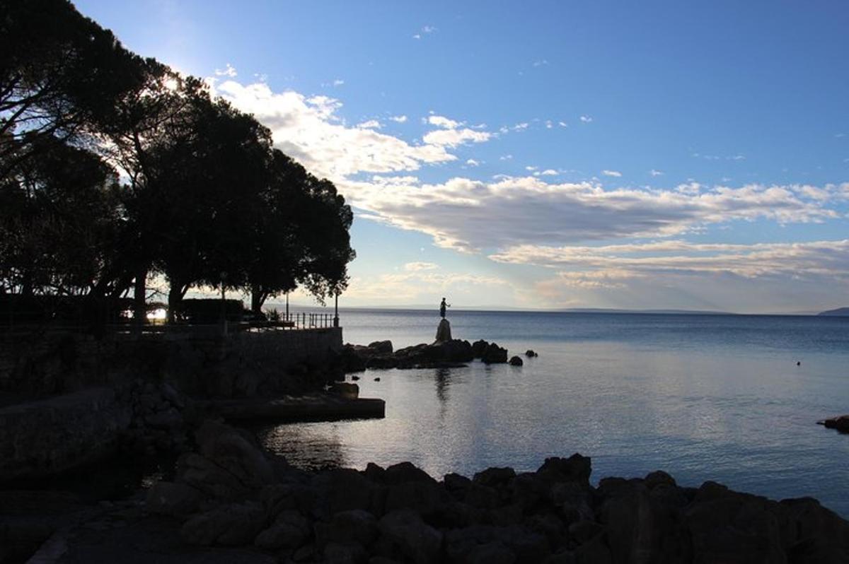 ένας φάρος στη μέση ενός υδάτινου σώματος