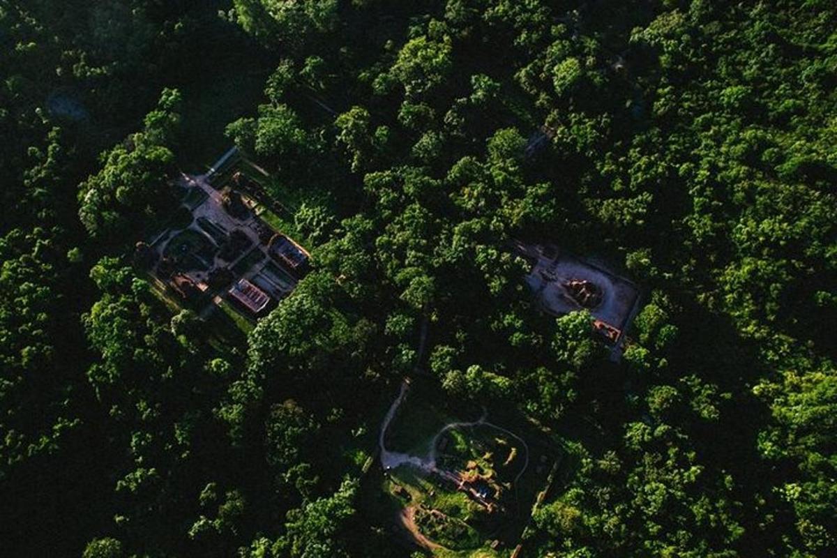 et ovenfrabilde av et hus i skogen