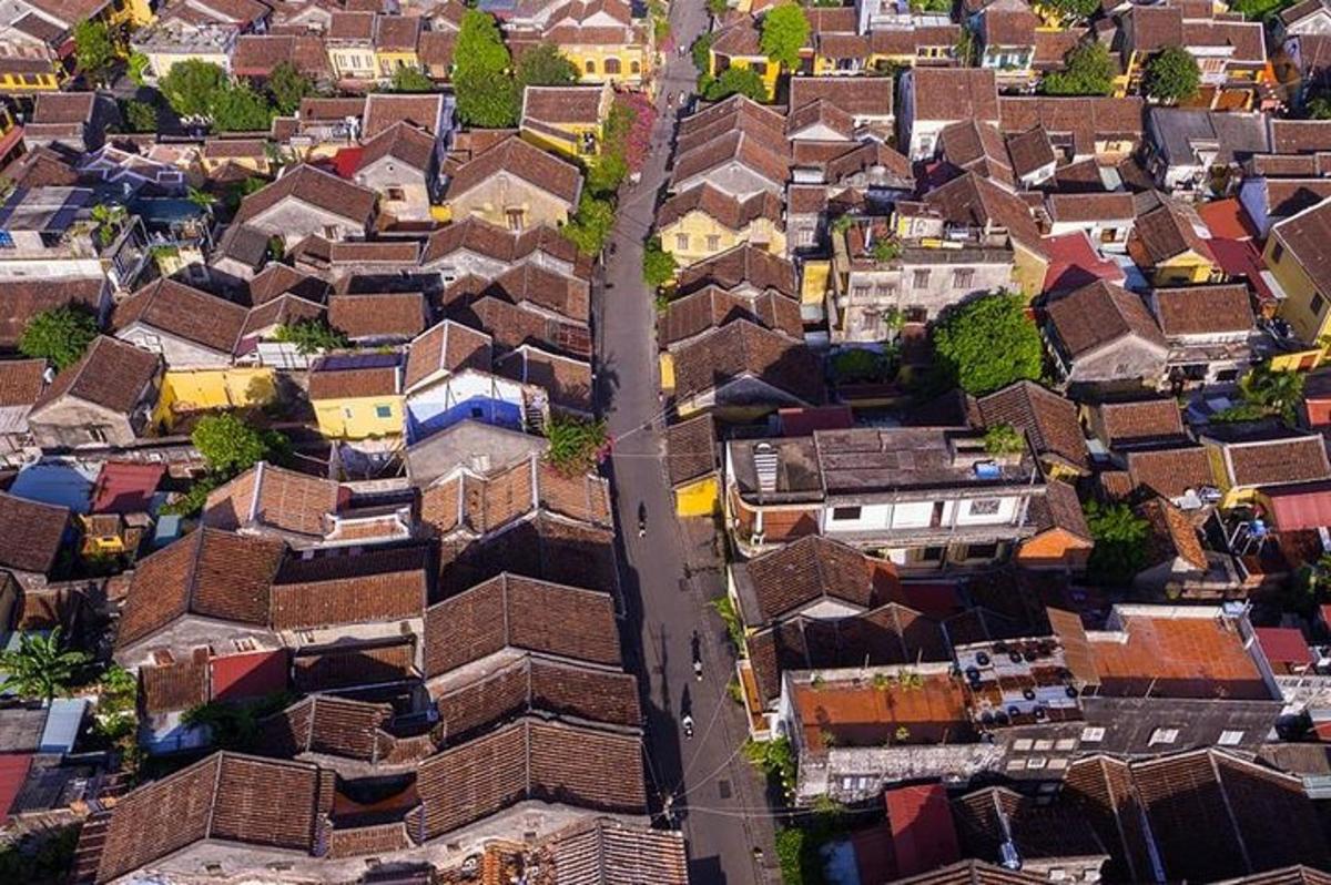 pohled shora na město s domy