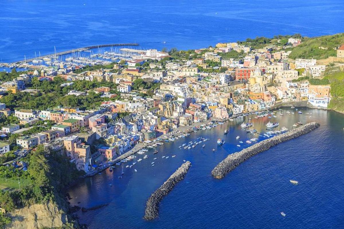 una vista aérea de un pueblo sobre el agua