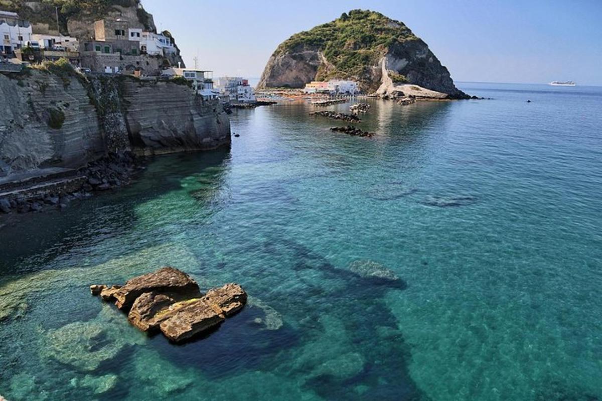 eine Insel im Ozean mit Felsen im Wasser